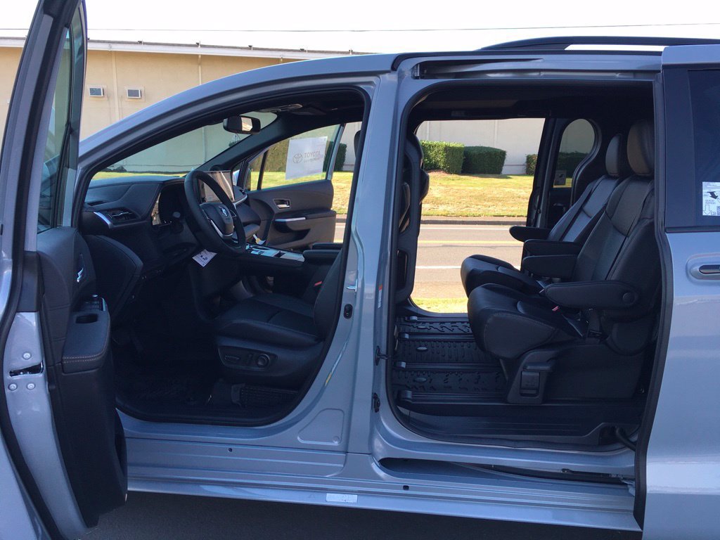 New 2026 Toyota Sienna XLE Woodland Edition AWD/4WD image 27