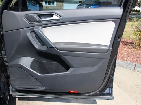 Used 2019 Volkswagen Tiguan SE w/ Panoramic Sunroof Package image 40