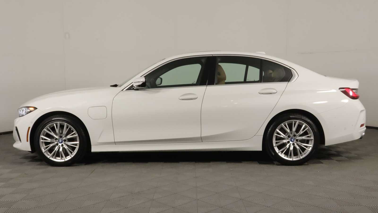 Used 2024 BMW 330e xDrive w/ Convenience Package AWD/4WD image 7