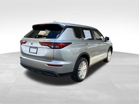 Used 2024 Mitsubishi Outlander ES image 3