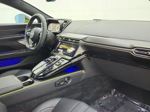 Used 2025 Aston Martin V8 Vantage Coupe image 19