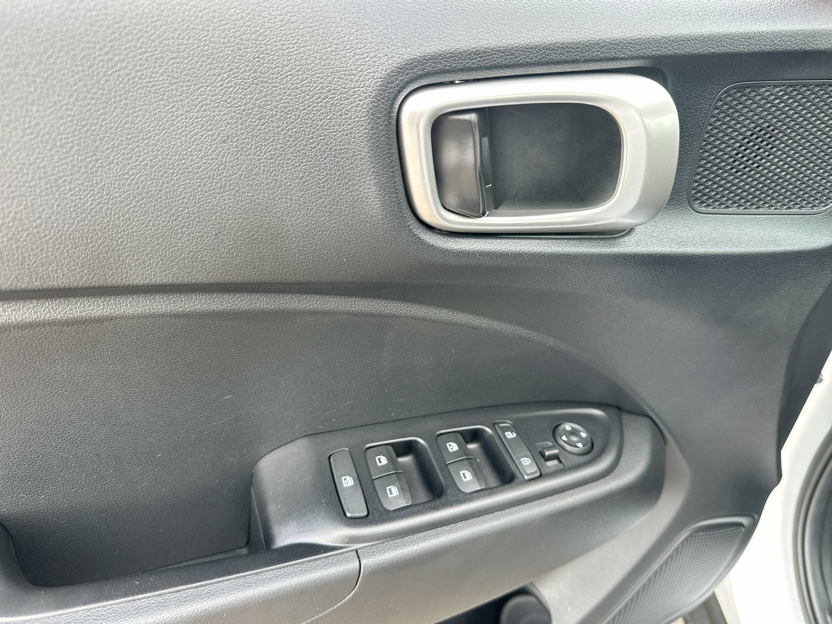 Used 2025 Hyundai Venue SEL FWD image 13