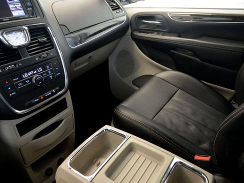 Used 2015 Chrysler Town & Country Touring FWD image 27