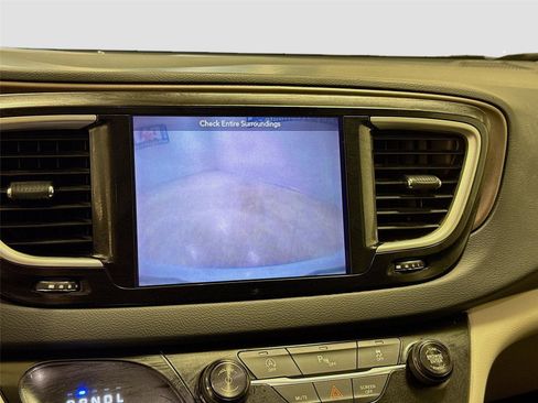 Used 2018 Chrysler Pacifica Touring-L w/ Tire & Wheel Group image 14