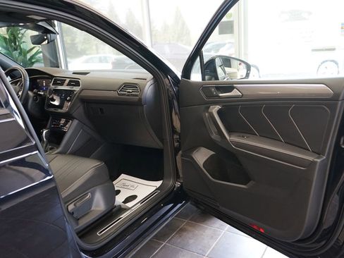 Used 2022 Volkswagen Tiguan SE R-Line AWD/4WD image 41
