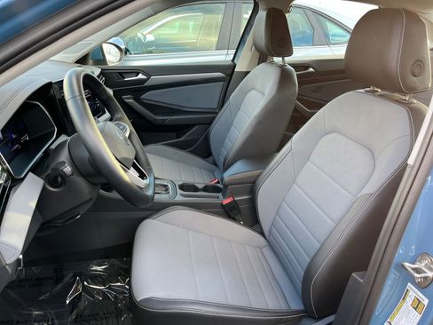 Used 2025 Volkswagen Jetta SE image 36