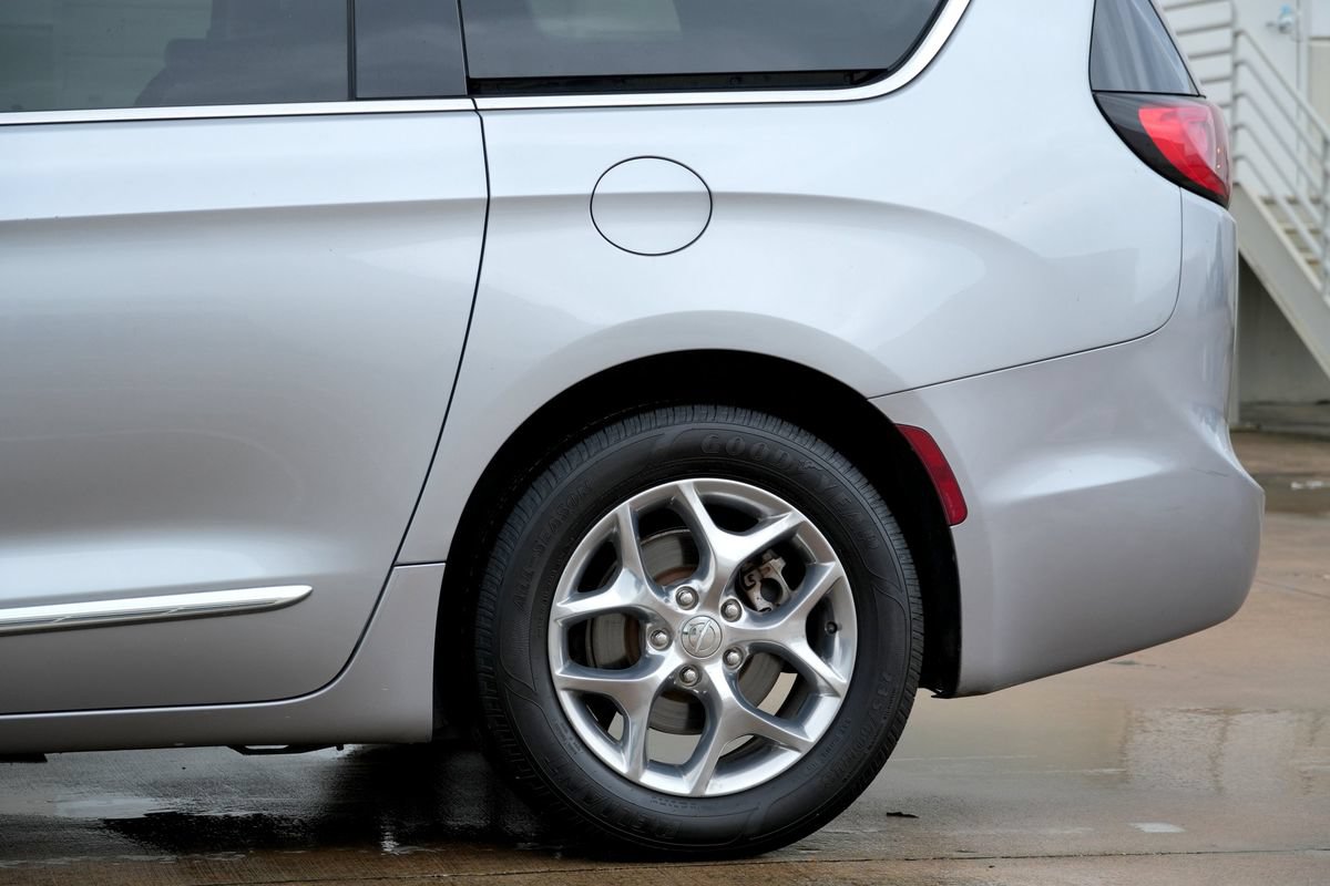 Used 2018 Chrysler Pacifica Limited FWD image 25