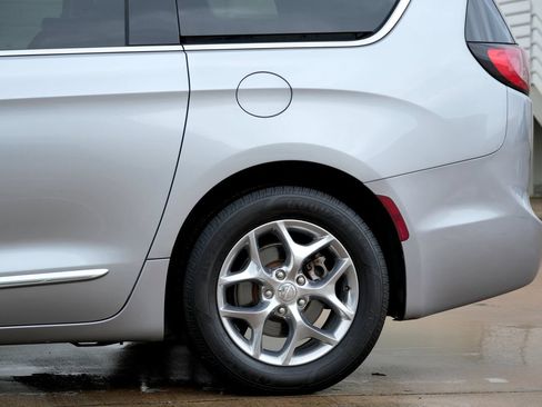 Used 2018 Chrysler Pacifica Limited FWD image 25