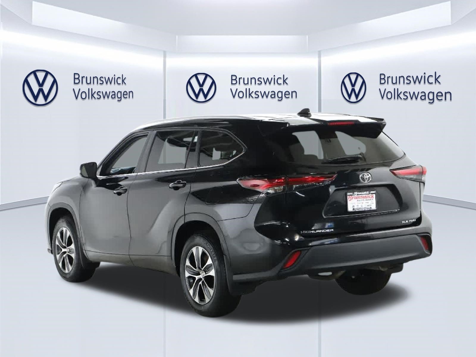 Used 2024 Toyota Highlander XLE AWD/4WD image 41
