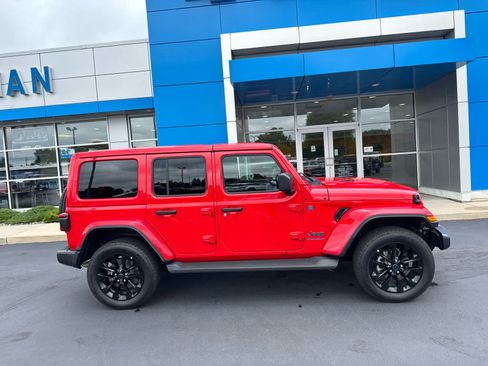 Used 2025 Jeep Wrangler Unlimited Sahara AWD/4WD image 3