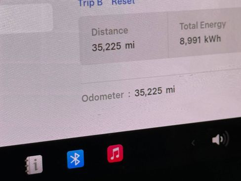 Used 2021 Tesla Model Y Standard Range image 28