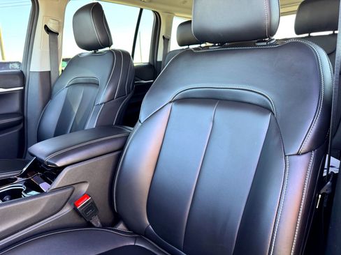 Used 2023 Jeep Grand Cherokee Limited w/ Black Appearance Package image 13