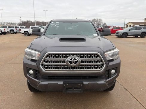 Used 2017 Toyota Tacoma TRD Sport w/ Tow Package (A/T) image 9