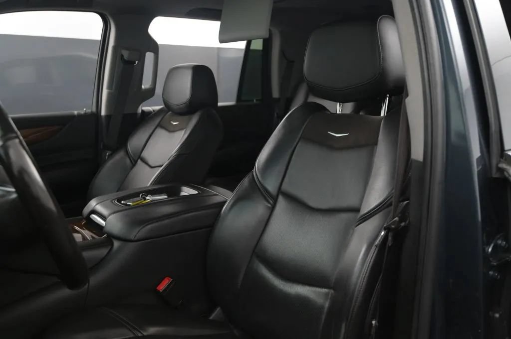 Used 2019 Cadillac Escalade Premium Luxury w/ LPO, Radiant Package AWD/4WD image 38