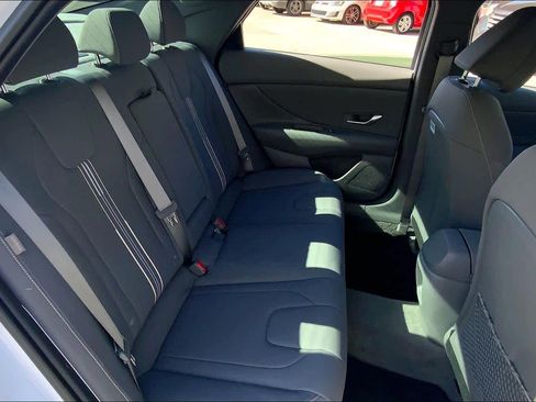 Used 2025 Hyundai Elantra SEL image 20