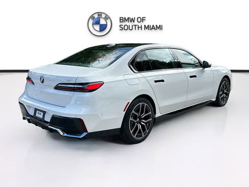 Used 2023 BMW 740i w/ Parking Assistance Package image 7