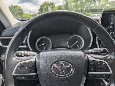 Used 2022 Toyota Highlander XLE AWD/4WD image 26