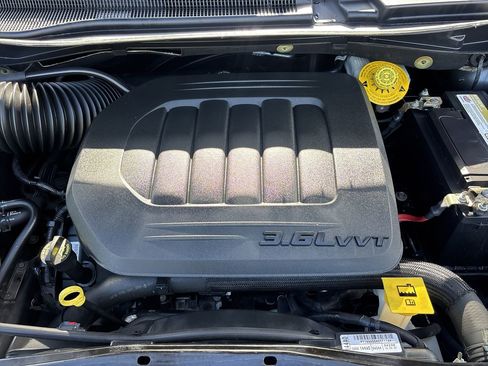 Used 2020 Dodge Grand Caravan SE w/ UConnect Hands-Free Group image 10