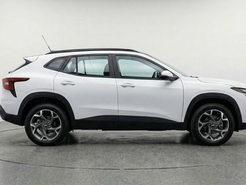Used 2025 Chevrolet Trax LT w/ LT Convenience Package FWD image 11