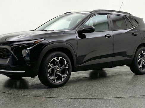 Used 2025 Chevrolet Trax LT FWD image 3