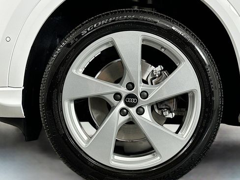 Used 2025 Audi Q5 Premium Plus w/ Premium Plus AWD/4WD image 11