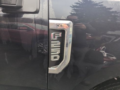 Used 2022 Ford F250 XL w/ Power Equipment Group image 5