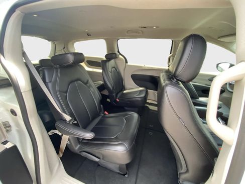 Used 2024 Chrysler Pacifica Touring-L FWD image 15