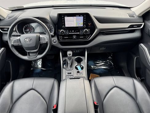 Used 2022 Toyota Highlander XLE image 10