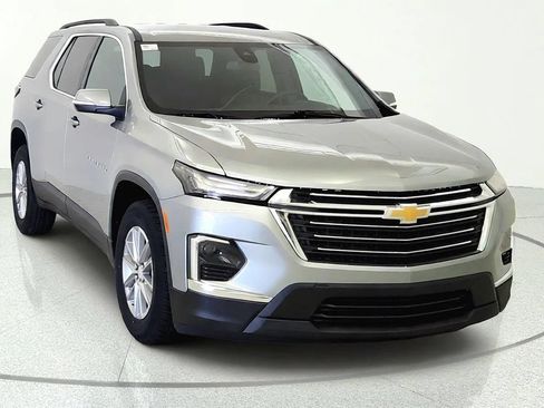 Used 2023 Chevrolet Traverse LT FWD image 2