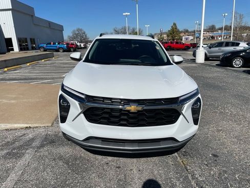 Used 2025 Chevrolet Trax LT w/ LT Convenience Package image 3