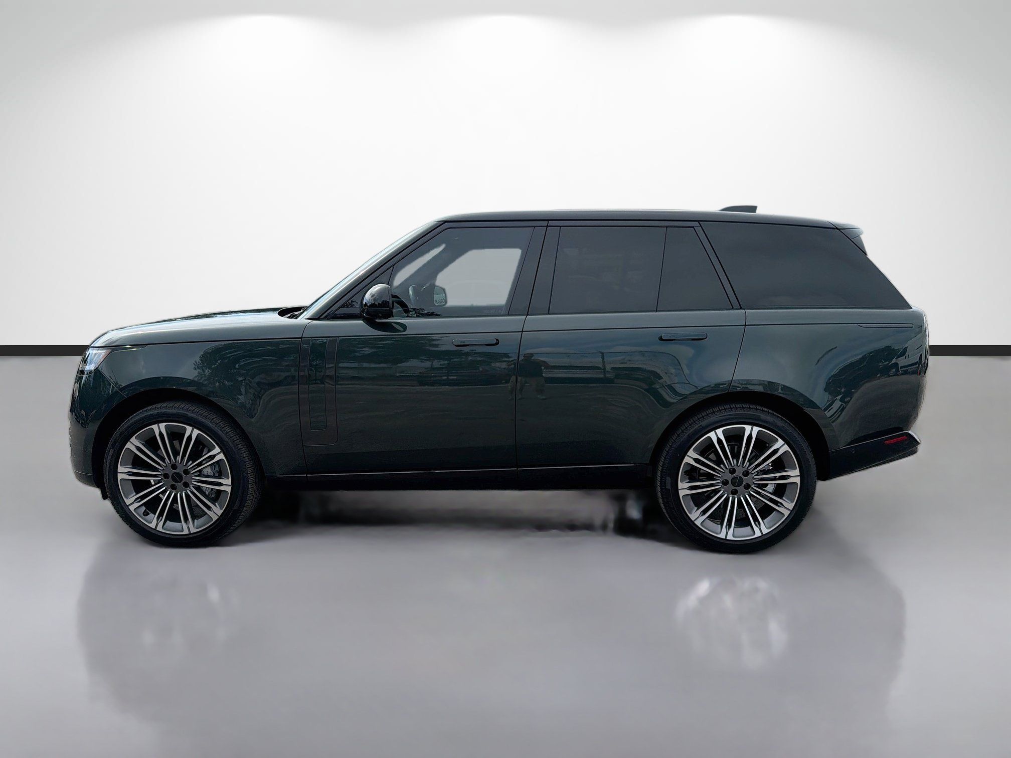 Used 2026 Land Rover Range Rover SE AWD/4WD image 2