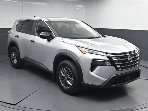 Used 2025 Nissan Rogue S image 1