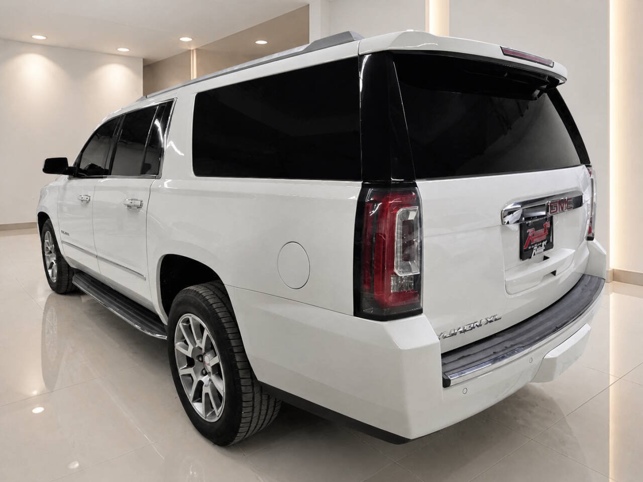 Used 2020 GMC Yukon XL Denali RWD image 3