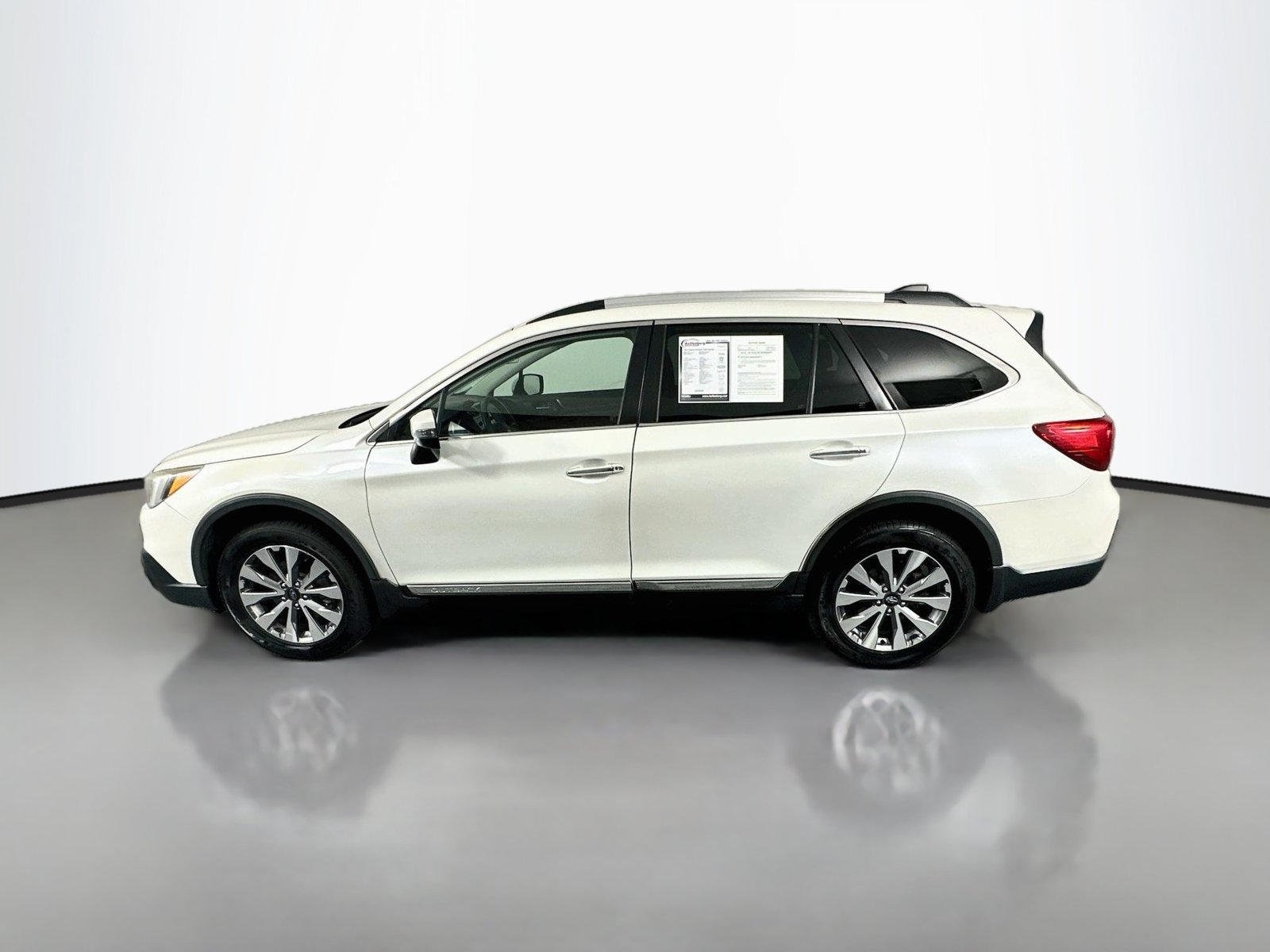 Used 2017 Subaru Outback 3.6R Touring w/ Popular Package #5A AWD/4WD image 4