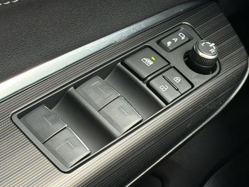 Used 2022 Toyota Venza XLE AWD/4WD image 30