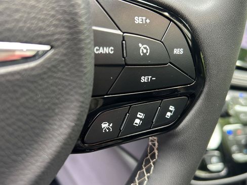 Used 2025 Chrysler Pacifica Limited FWD image 12