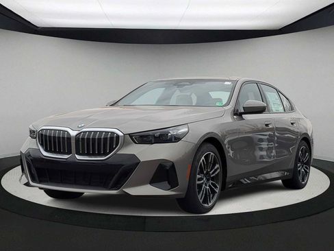 Used 2026 BMW 530i xDrive w/ M Sport Package AWD/4WD image 4