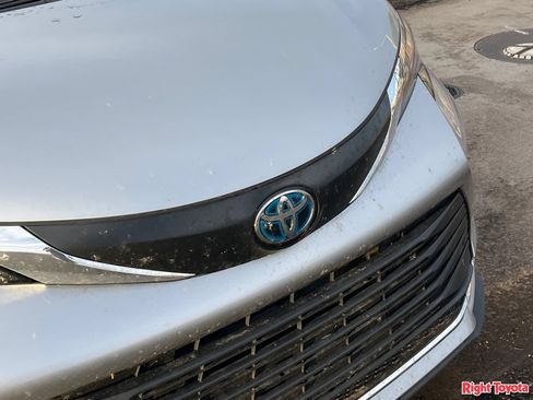 Certified 2024 Toyota Sienna XLE FWD image 7