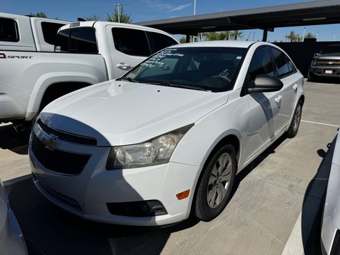 Used 2014 Chevrolet Cruze LS image 2