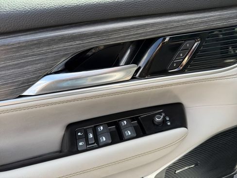 Used 2024 Jeep Wagoneer L Series II w/ Flexible Seating Group AWD/4WD image 23