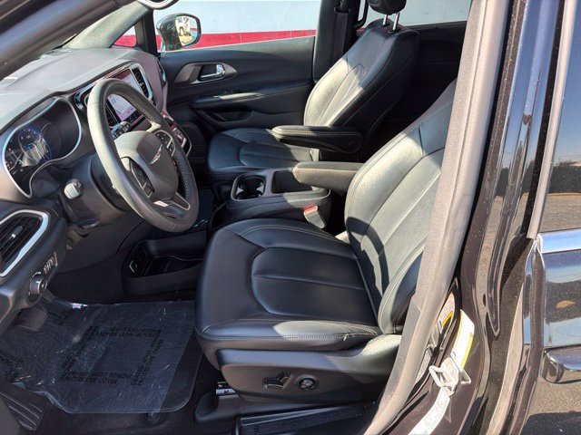 Used 2025 Chrysler Pacifica Select FWD image 9
