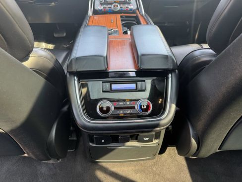 Used 2019 Lincoln Navigator Reserve image 11