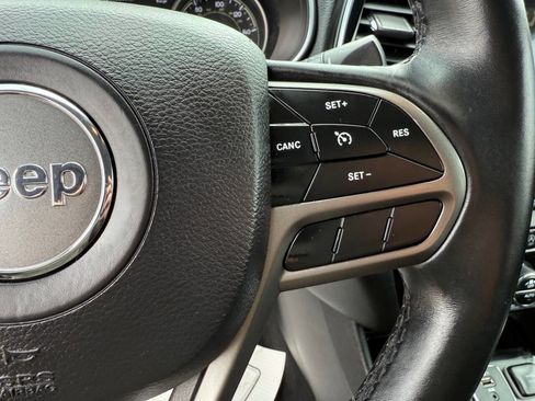 Used 2019 Jeep Cherokee Limited image 16