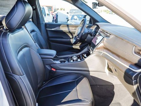 New 2025 Jeep Grand Cherokee Limited w/ Black Appearance Package image 17