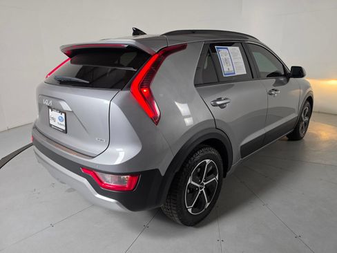 Used 2024 Kia Niro EX w/ EX Cold Weather Package FWD image 5