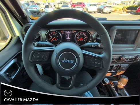 Used 2023 Jeep Gladiator Sport image 9