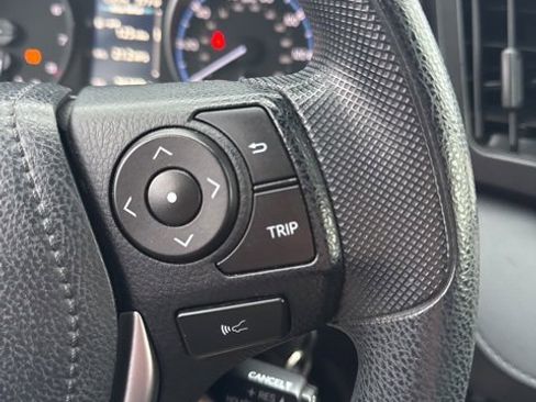 Used 2018 Toyota RAV4 LE image 27