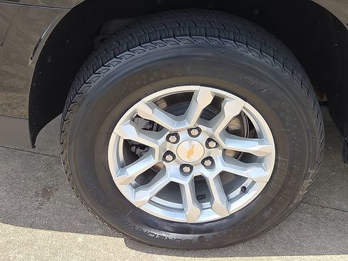 Used 2025 Chevrolet Suburban LT RWD image 7