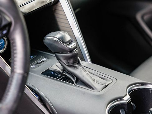 Used 2021 Toyota Venza Limited image 19