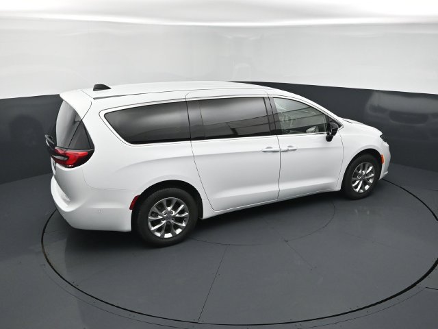Used 2024 Chrysler Pacifica Touring-L AWD/4WD image 18
